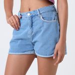 Short-Jeans-Detalhe-No-Bolso-E-Barra-Dobrada-Jeans