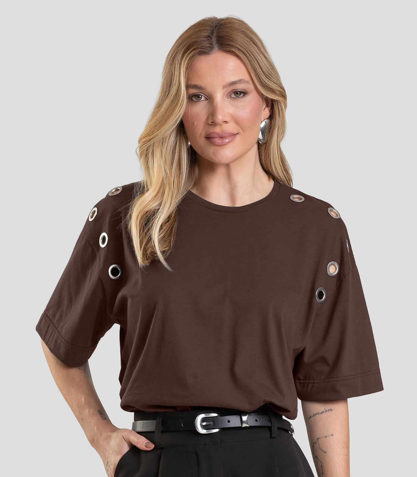 T- Shirt Feminina com Ilhós Dianna Marrom