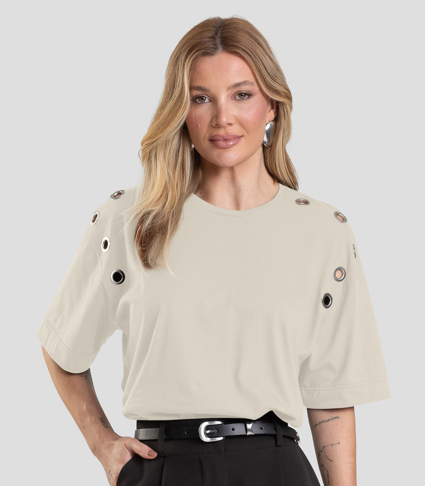 T- Shirt Feminina com Ilhós Dianna Bege