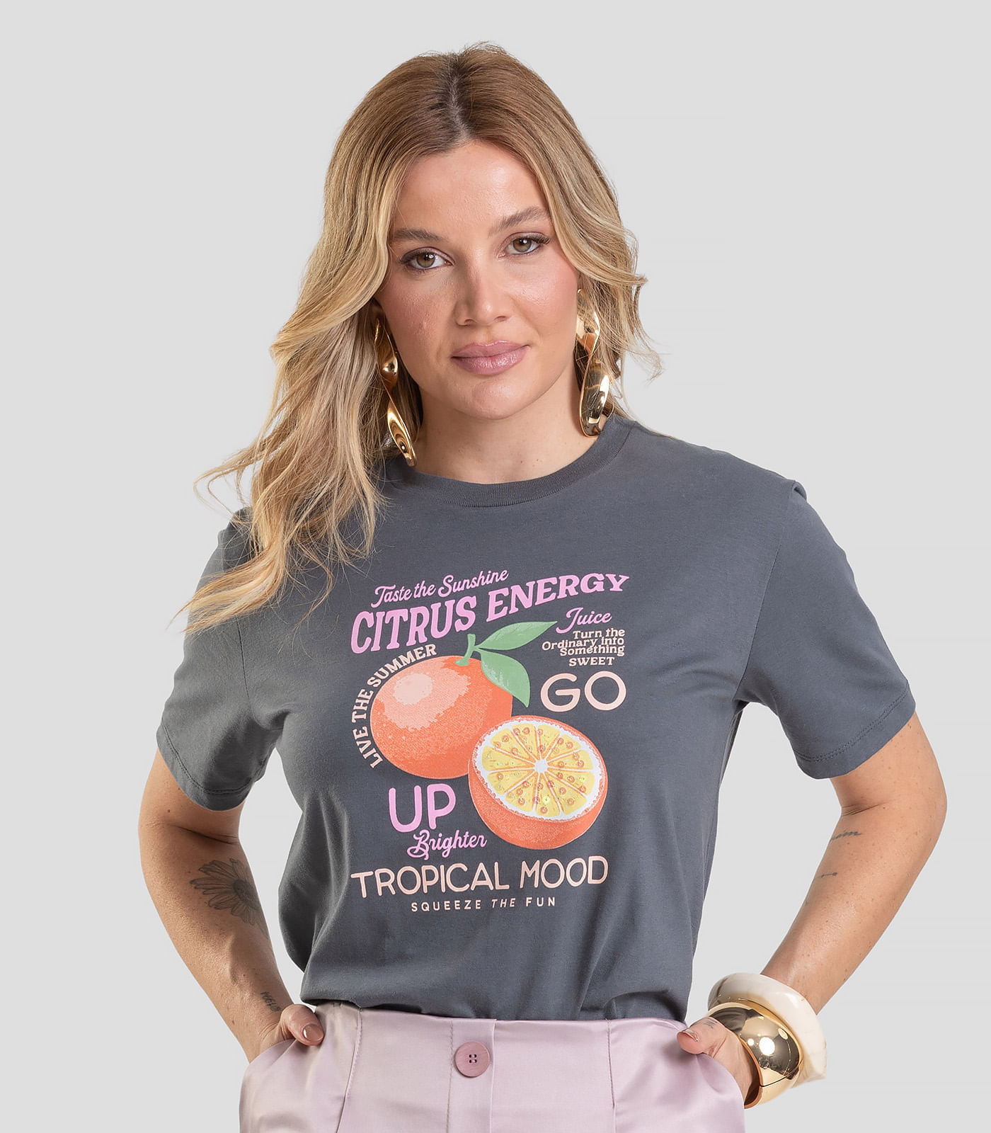 T-Shirt Feminina com Estampa de Frutas Dianna Cinza