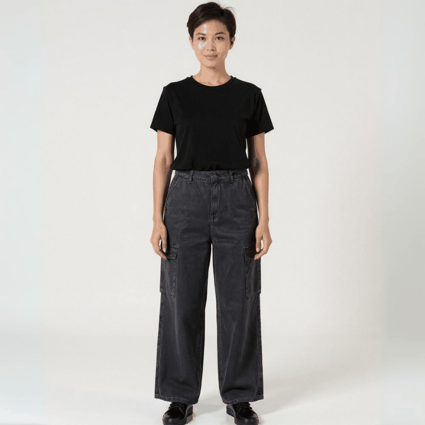 Calça Cargo Feminina Wide Leg Preta em Sarja com Bolsos Laterais